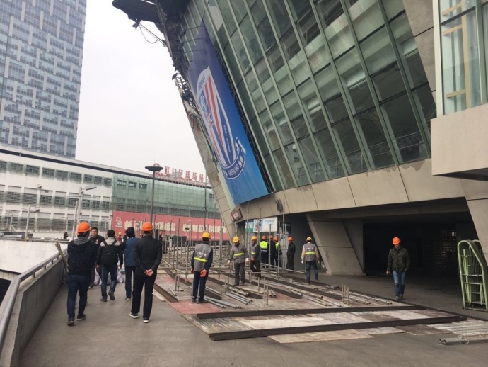萧初然说：若琳在微信上跟我说，她温泉酒店定了一个套房，约我们去泡温泉，你要是没什么特殊安排，那我就答应她了。